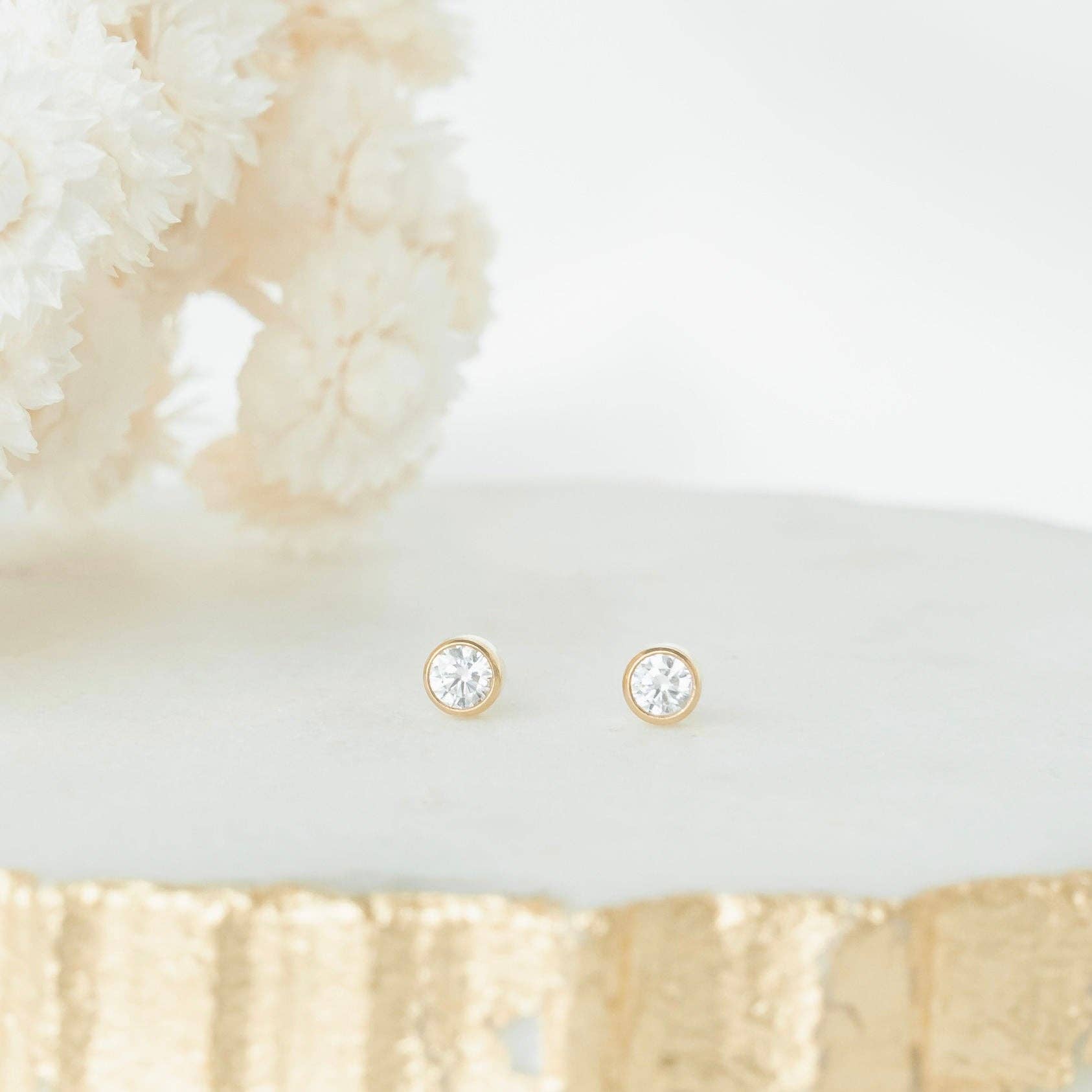 Petite Gold: Fin Studs: Medium