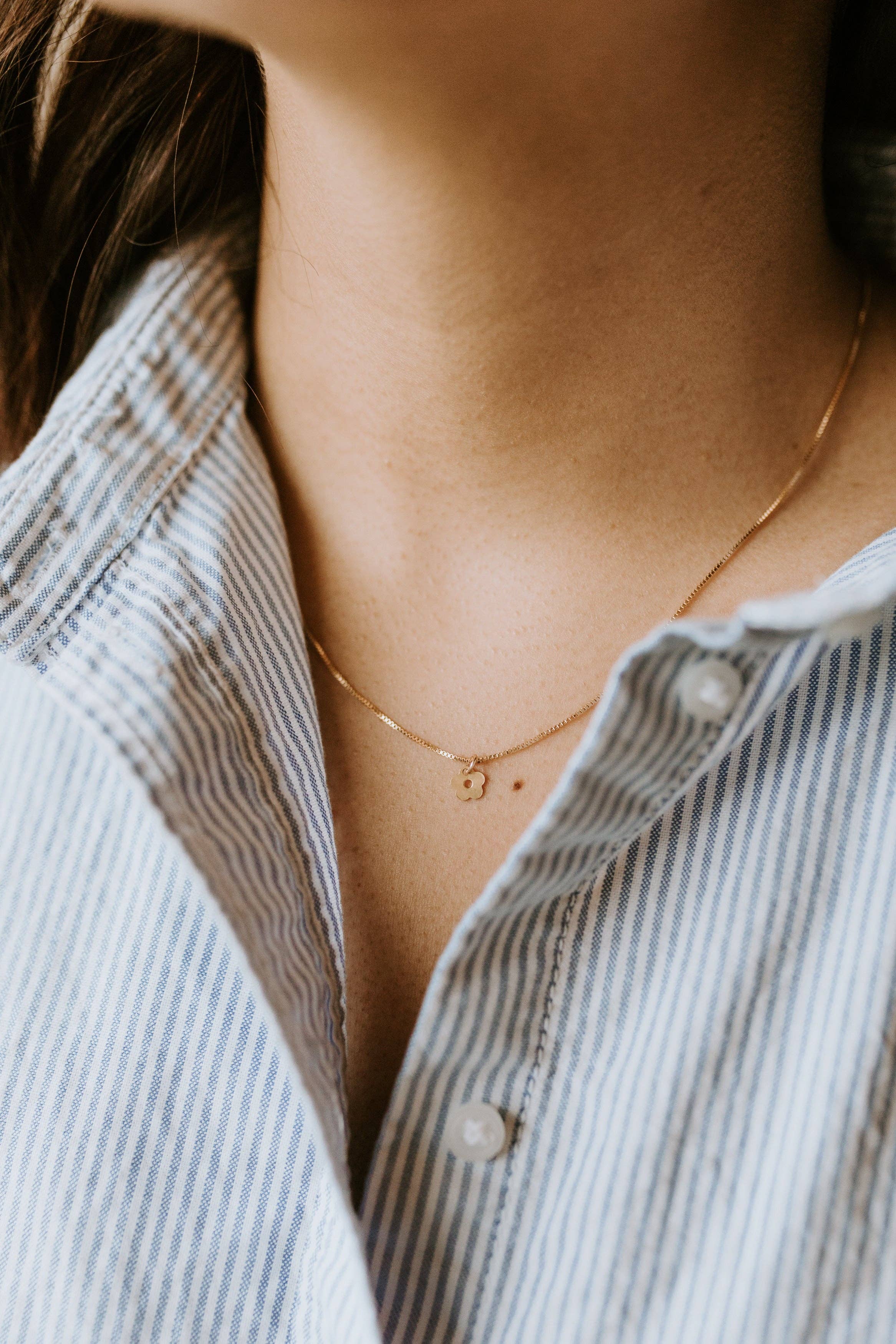 Mini Daisy Necklace: 20 inches