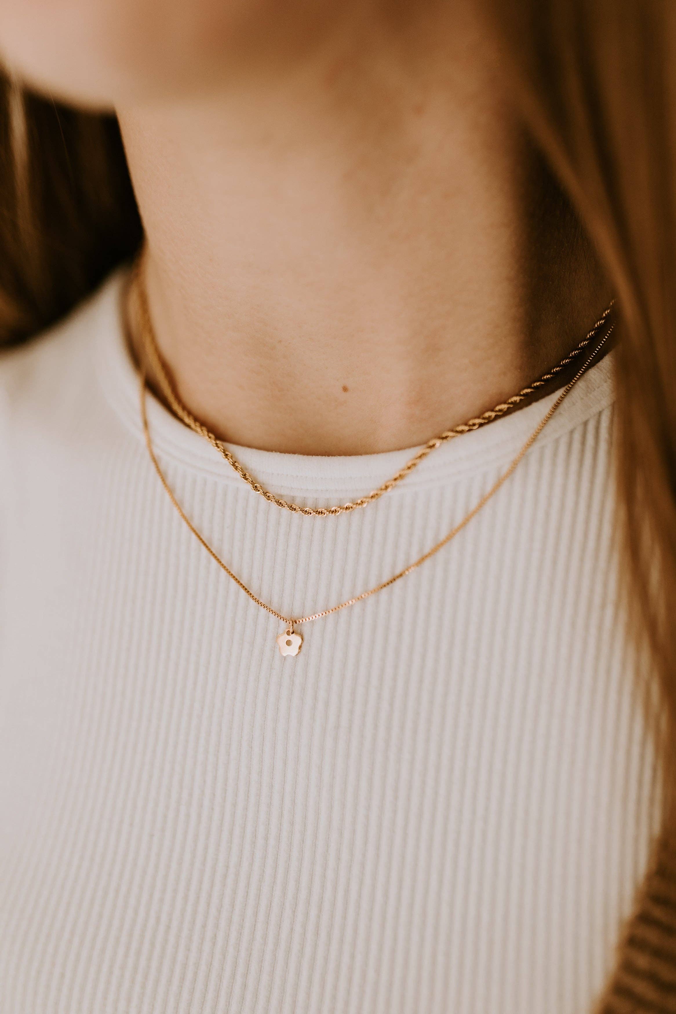 Mini Daisy Necklace: 20 inches