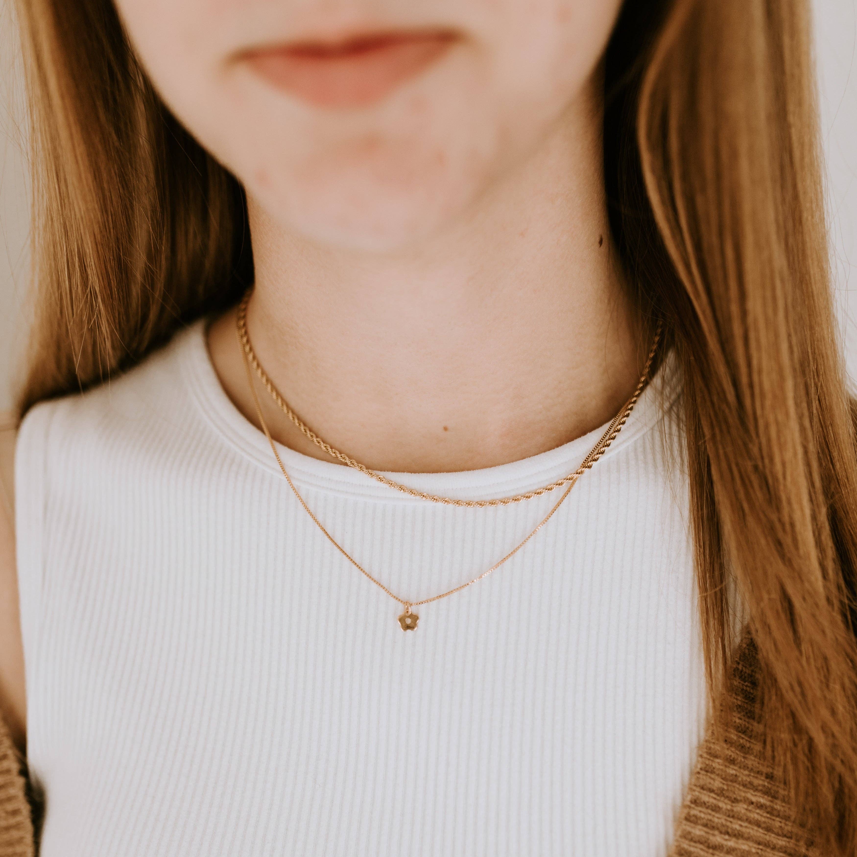 Mini Daisy Necklace: 20 inches