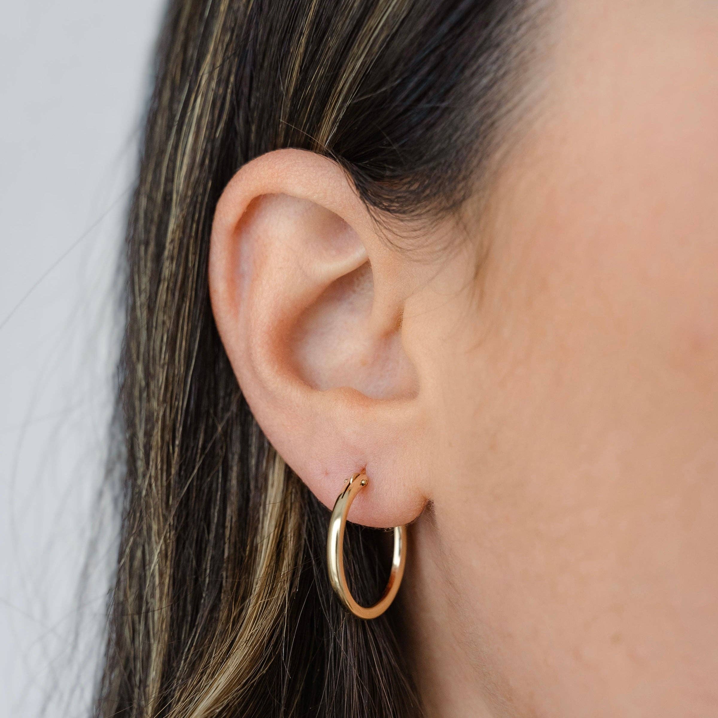 Petite Gold: Essential Hoops: Large (19mm)