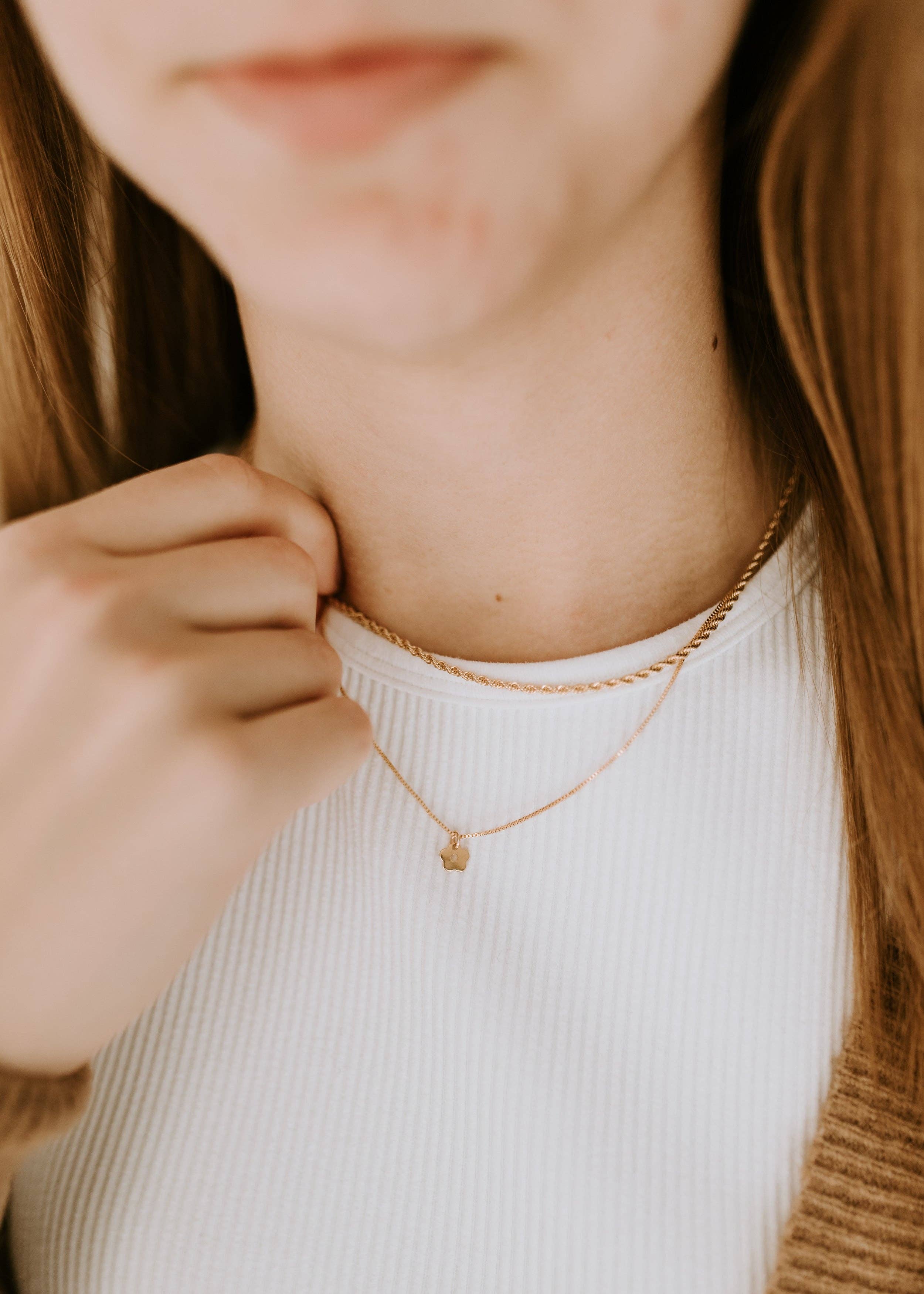 Mini Daisy Necklace: 20 inches
